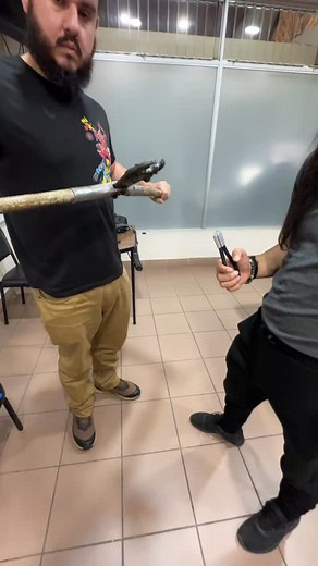 1.6K views · 473 reactions | ⚡ ¿Sabías que no se debe unir cobre con aluminio directamente? En este video verás cómo realizar una conexión segura con un conector de compresión tipo H.  Capacítate con nosotros y lleva tus conocimientos eléctricos al siguiente nivel. Contáctanos 6132-2787 | Electriducate | Facebook