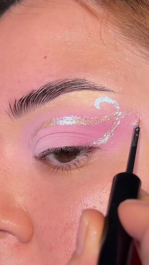 this reminds me of a ballerina 🩰👼🏼 #makeuptutorial #makeup #fyp #makeuplook #eyeliner #eyelinertutorial