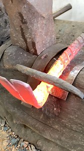 This is how the process of making a crowbar for digging land is done. #fypシ゚viralシfypシ゚ #fypviralシ #fbreelsfypシ゚viralシ #metalworking #blacksmith #pandaibesi #ForgingProcess | Rizaldi
