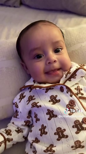 My baby hardly fits in the sink 🥹 lol. He has a couple more baths left before he goes to the big tub. Also this bedtime works for US. This bedtime is temporary, once he sleep through the night, it’ll be earlier. 🔗 in bi0 for baby products 🤍 Matching Pjs: @SpearmintLOVE @Kendamil @Grownsy @Millie Moon Luxury Diapers @Boon @Mustela USA @Scrub Daddy #babynightroutine #4montholdbaby #amazonbabyfinds #babymusthaves #babybathtime