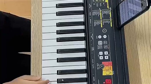 雅马哈PSR-F52入门电子琴音质出色，适合新手练习与家庭娱乐，键盘手感舒适，内置丰富音色，轻松弹奏流行歌曲，提升音乐乐趣。