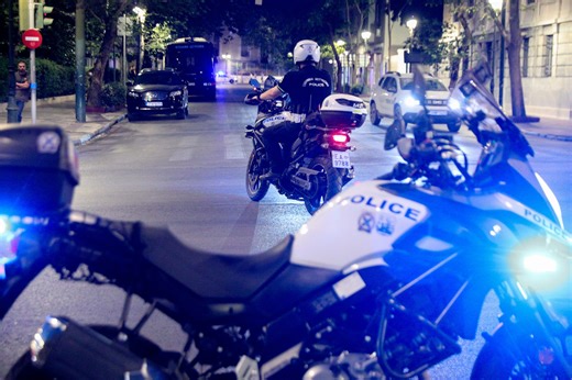 Συνελήφθη γνωστος τράπερ μετά από καταδίωξη στο κέντρο της Αθήνας - Πέταξαν στο δρόμο μαχαίρι - ΤΑ ΝΕΑ