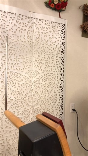 大西 ようこ on Instagram: "テルミンは、最終的には大抵の人は左手で苦労することになるんですが、入り口としては、まず音階です。音程が取れない。 見学でちょっと体験していただいても、好きな様に遊ぶ、までは簡単に出来ても、音程は難しい。まずオクターブが取れない。 という訳で説明動画作ってみました。 #theremin #テルミン #テルミンミュージアム"