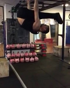 Functional physical exercise (upper-gate)👍🏼 Horizontal body pull-up variation💪🏼 Great way to do a horizontal pull when you do not use machines👌🏼 Requires some flexibility in hamstrings and back🧘🏼‍♂️ Alternatively you can use rings or TRX✌🏼 | Sifu Martin Brogaard