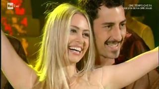 «Domenica In», Martina Stella si scatena sulle note di «Despacito»