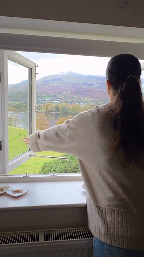 Keep the change, ya filthy animal! 🏠✨ Tent Lodge, inspired by Home Alone, is the ultimate festive getaway for big family adventures. Set on the shores of Lake Coniston, this grand retreat features 6 bedrooms, a roaring open fire, and plenty of space for all your holiday hijinks! Part of our 'Inspired by Christmas Films' collection, this stunning property is perfect for creating your own unforgettable Christmas memories. Which Christmas movie inspired property do think will be next? Let us know