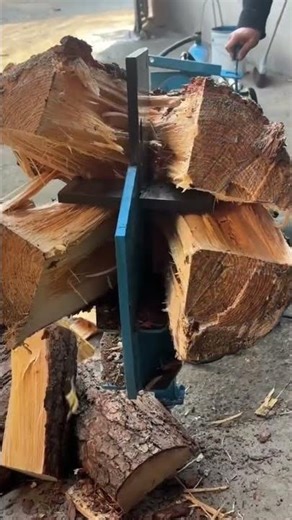 Woodworking Precision Log Splitting with a Multi Blade Hydraulic Machine