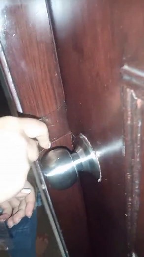 Descubriendo Como Abrir Una Puerta Con Seguro Sin Llaves 😱😱 | door trick