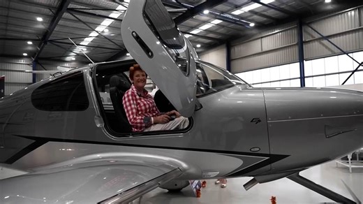 Video: Pauline Hanson is gifted a new $1.5 million dollar plane | Daily Mail Online