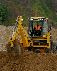58K views · 1.2K reactions | “Loading lorries, it did it in a few minutes, 3 minutes, 4 minutes. That’s quick,” Will from Golden Earthworks speaks on the benefits of the #JCB 4CX Backhoe Loader. | JCB | Facebook