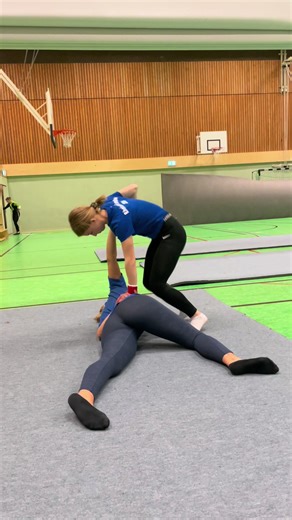Alternative zu Handstandstützen @Emma #acrobatics #avocado #partneracrobatics #showacrobatic #handstand