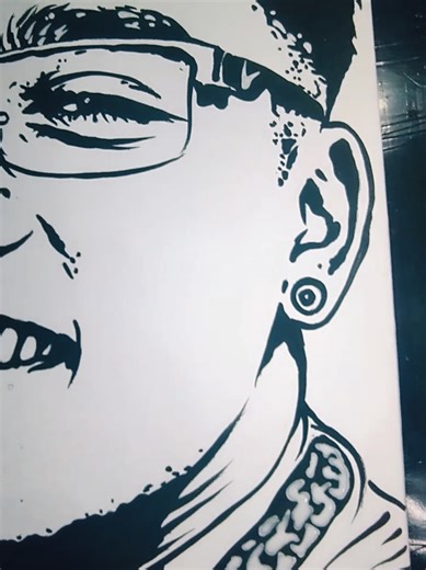 ¿Ya listos para los #tiktokawards 🏆 Quise celebrar esta noche compartiendo un poco de mi proceso. ¿ Adivinaste quien es desde los primeros segundos? Si te gusta el arte, ¡ayúdame a que esto llegue lejos hoy! ✨🖤 ¿A quién más le emociona ver a sus creadores favoritos ganar? A quién quieres ver en el próximo vídeo? Los leo en los comentarios...👇🏼🎨 . . . . . #elmalilla #tiktok #art #malilla @El Malilla