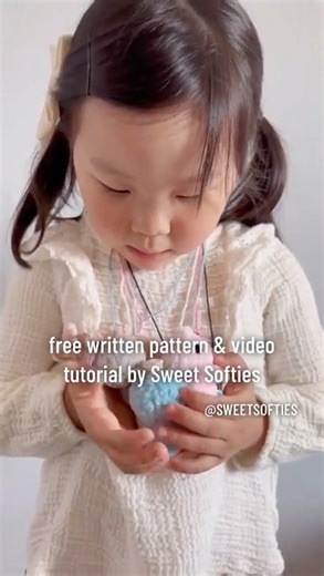 Tiny crochet worry dolls! Free pattern "Huggy Buddy" by SweetSofties #amigurumi #crochet