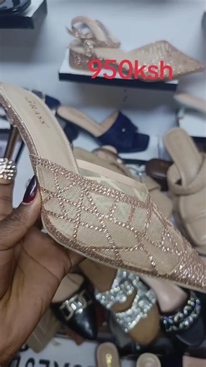 Stylish Hold Heels for Only 950 Ksh