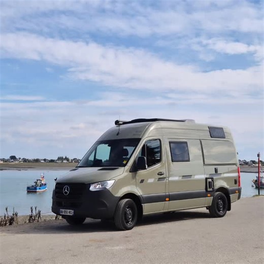 Le Rondo, avec son vaste lit double permanent, c'est le modèle préféré des clients de CS-Reisemobile. Sa version 4x4, est l'Independent. | Le Fourgonneur