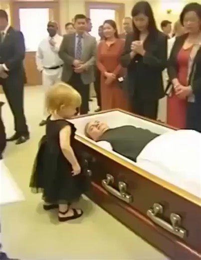 During her father’s funeral, a little girl looked at the coffin and shouted..see more in comment | Knowledge Daily