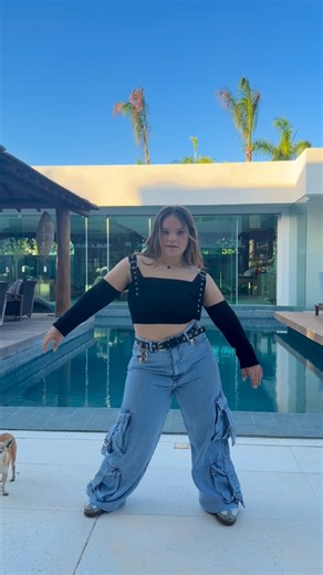 Beatriz Casali | Modelo com síndrome de Down on Instagram: "Em cima do jetski 😎 @pedrosampaio e @melodyoficial3 vocês entregaram MUITO! ❤️ Eu amei demais gravar essa dancinha. Descrição da imagem: Um vídeo da Beatriz fazendo uma dancinha. Fim da descrição. #sindromededown #t21 #pcd #jetski"