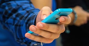 No, viewing the eclipse as a selfie isn't safe