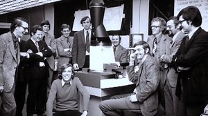 【Did you know? ASML歷史回顧🤓】 35年前，飛利浦和ASMI合夥投資成立一家企業，命名為ASM Lithography，並在荷蘭南部的Eindhoven成立了第一間辦公室。之後ASM Lithography逐漸成長為一家獨立公司，ASML在業界漸漸廣為人知，最終變成了公司的正式名稱。 35年後，ASML的機台成為半導體業能否繼續推動下一代先進製程的關鍵，而世界頂尖的晶片製造大廠都成為我們的客戶。 是什麼造就了今天的ASML？ 一起透過影片回溯這段歷史📽 #ASML #ASML35 | ASML