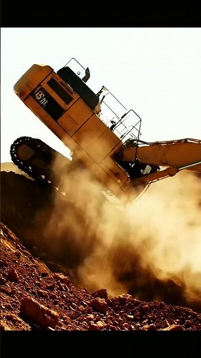 Massive Excavator Tumbles! 🚧 Heavy Equipment Mishap Caught on Camera