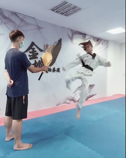 360旋踢与360下压的对比