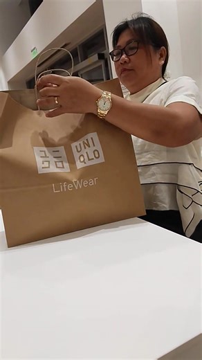 Tried this self-checkout counter in #Uniqlo, where you can scan, pay and bag your purchases without the help of human cashiers. Maka amaze😄! | Gloria Batal-villasenor