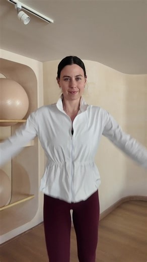 ✨ Mejora tu postura y rejuvenece tu rostro 🌸 Tu postura no solo afecta tu espalda… también cambia COMPLETAMENTE cómo se ve tu cara 💛 En este reel te enseño ejercicios simples para alinear tu cuerpo, liberar tensión y ayudar a que todo fluya mejor ✨ No necesitas nada, solo tu cuerpo y constancia 🌞 Recuerda: lo que haces TODOS los días es lo que transforma tu cuerpo 💛 👉 Cuéntame si lo vas a empezar hoy y cómo sientes tu postura 🌸