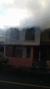 Blitz Attack es una estrategia ofensiva de ataque contra incendios que implica atacar un incendio con un gran volumen de agua de la manera más segura y eficiente posible para bajar la carga de fuego en segundos, mientras se despliegan las líneas de ataque interior. | Camiones De Bomberos