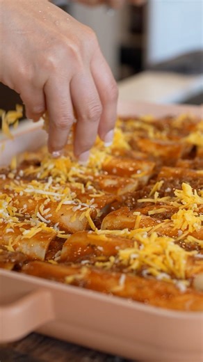 These will forever be our favorite Tex-Mex enchiladas, and they’ve easily become one of yours too! ✅ tip Skim the top of the beef gravy to remove the excess oil Ingredients: For the enchiladas Whit corn tortillas Oil for frying Medium cheddar cheese For the beef chili gravy sauce 1/2 onion;small diced 2 minced garlic cloves 1 lb ground beef (80/20) 2 tsp ground cumin 2 tsp oregano 2 tsp black pepper Salt to taste I used 1 1/2 tsp 3 1/2 unsalted beef broth 2 tbsp tomato paste 3 tbsp New Mexico ch