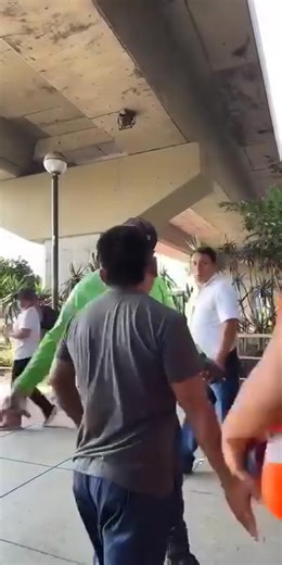 #Chimbote #ABUSIVO 😡 GUACHIMÁN DE PLAZA NORTE AGREDE A MODESTO JOVEN QUE SE DEDICA A VENDER SUS MARCIANOS Un joven que se dedicaba a la venta de marcianos fue agr3dido por personal de seguridad cuando se encontraba ofreciendo su mercadería en los exteriores del centro comercial Plaza Norte, en Lima. Tras el incidente, todos sus productos quedaron esparcidos en el suelo, generando indignación entre transeúntes y usuarios en redes sociales, quienes cuestionan el uso excesivo de la fuerza contra u