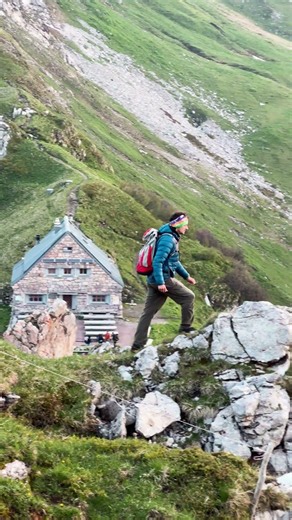 Wenn die ersten Sonnenstrahlen die Berge zum Leuchten bringen – unbezahlbar! 🌄 #liechtenstein