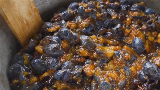 How to turn 35 kg of plums into homemade jam