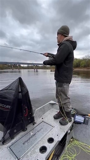 Have you ever tried a 2-handed Musky rod? @wisconsinflyfishingcompany slinging some tight loops with his 2-hand rod, paired with our Sonar Musky taper. A match made in heaven! 🎥 @wisconsinflyfishingcompany #FailureIsNotAnOption #ScientificAnglers #MuskyOnTheFly | Scientific Anglers