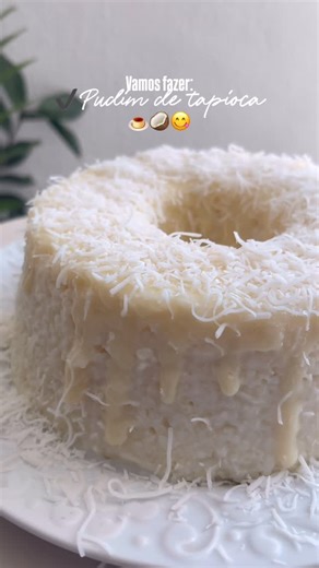 Cheiro de cozinha on Instagram: "🍮 Pudim de Tapioca Gelado 🥥 Sem forno, sem fogão e absurdamente fácil de fazer! A sobremesa perfeita pra qualquer ocasião ✨ 📝 Ingredientes: ▪️ 300g de tapioca granulada ▪️ 700ml de leite bem quente ▪️1 vidro de leite de coco ▪️ 1 caixa de leite condensado (+ meia caixa para finalizar) ▪️ 1/2 copo de leite em pó ▪️ 1/2 copo de coco ralado 👩‍🍳 Modo de preparo: 👉🏻 Despeje o leite quente sobre a tapioca e deixe hidratar por 20 minutos 👉🏻 Acrescente o restant