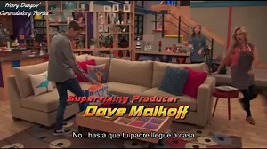 Especial: ❤❤ Día de las madres ❤❤ (2/4) Algunos momentos del capítulo "Henry's Birthday" o "El cumpleaños de Henry" Aparte de que este es uno de mis capítulos favoritos 🤗, posee algunos momentos muy lindos entre Kris y Henry. 1. Al bajar las escaleras, quien le advierte a Henry que tenga cuidado, es precisamente su mamá. Aunque aún así nuestro pobre chico rodó las últimas escaleras. 😅😅 Nuestras mamás siempre nos están cuidando, asegurándose de que hayamos comido, de que estemos durmiendo, etc