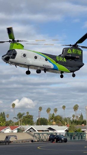 🚁 🔥💦 Rotak CH47 Chinook helicopter in firefighting configuration and in a new livery, Fly-out day, HAI HELI-EXPO 2024, Anaheim, California // 📱Video André Bour - www.helicopassion.com #haiexpo24 #hai #helicopter #ch47chinook #firefighting @rotak.helicopter.services | Helicopassion