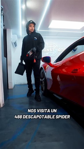 Actualizamos este Ferrari 488 Spider con CarPlay y Android Auto inalámbrico en la pantalla de su cuadro de instrumentos original, ahora actualizado al 2026. . . . #Ferrari488 #Ferrari #CarPlay #AndroidAuto #luxurycars | Dienstmotor