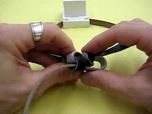 Adjusting tefillin shel rosh - single dalet knot