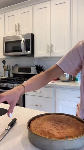 How to level your cake layers #theblondewhobakes #cake #food #tiktokp... | Theblondewhobakes