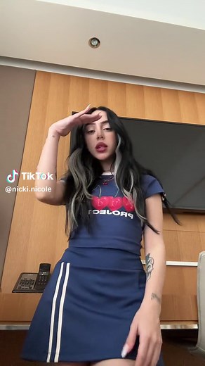 Nicki Nicole: Bailes y Estilo en Short Azul