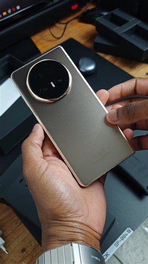 Prince A. Marko on Instagram: "Honor Magic V5 Looks Amazing In Gold"