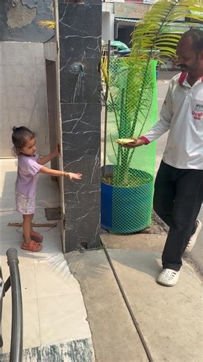 Vanu ke lie Uncle kya le aaye😛