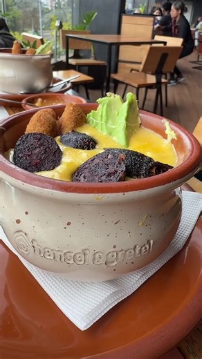 Un locro de papas como base, morcilla al grill, queso provolone empanizado y aguacate. No es el típico locro al que estamos acostumbrados, pero estaba muy rico, elegí la morcilla porque no había chicharrón, (la morcilla era Ia normal que se come en los asados tipo embutido, hubiera preferido una más artesanal y quedaba perfecta) 😋☺️ #quito_ecuador🇪🇨 #hanzelygretel