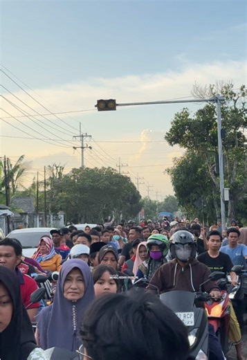 Tanpa batas audio bagi” takjil antusias warga sampai bikin macet jalan raya🤩🔥 @Tanpa Batas Audio @TBS pro import @Itamey@Putri_Mutiara #tanpabatasaudio #bagibagitakjil #viralfyp #fyp #tulungagung24jam