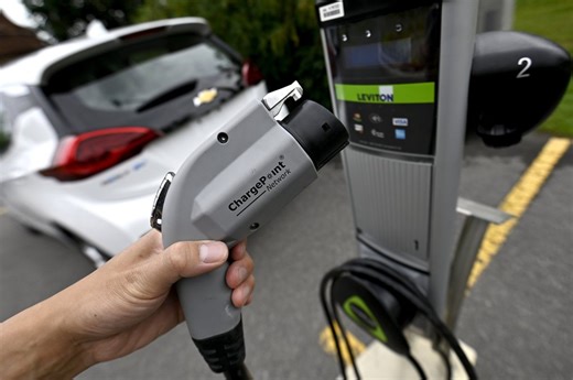 Ottawa to relaunch EV rebates program in 2 weeks with new auto strategy