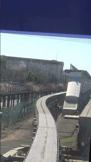 休日の東京モノレール羽田空港線 昭和島駅に到着する下り1000形の前面展望
