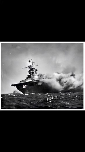 Portaaviones de línea USS Wasp ( CV-7 único de la Clase Wasp) de la USNAVY tras ser torpedeado por el submarino I-19 de la Armada Imperial Batalla de Santa Cruz. Islas Salomón.15 de Septiembre de 1942.Frente del Pacífico. | La Segunda Guerra Mundial AMFI