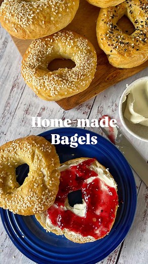 Crispy on the outside, soft and chewy inside… these homemade bagels are easier than you think! 🥯✨ No fancy ingredients, just simple pantry staples—plus a quick boil before baking for that perfect texture. Trust me, once you try making these at home, you won’t go back ⬇️ 🥯 INGREDIENTS DOUGH 450ml warm water 2 tsp sugar 1 Tbsp active dry yeast 750g plain flour (5 cups) 2 tsp salt OTHER INGREDIENTS 2 tsp baking soda 1 egg 1 tsp sesame seeds or bagel seasoning 🥯INSTRUCTIONS 1. In the bowl of a st