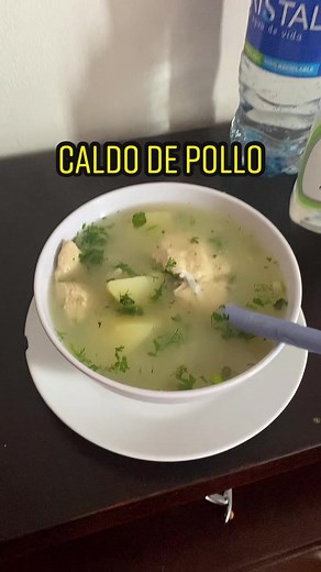 Caldo de pollo: el remedio ideal para el estómago