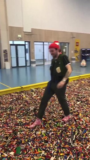 I’m walking on lego aooouch. It felt so wrong. #lego #legotiktok #foryou #fypシ #foryoupage #fyp #legotiktoker #vplostudios #legochallenge #challangetiktok